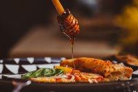 Waarom hot honey ineens in elke supermarkt ligt